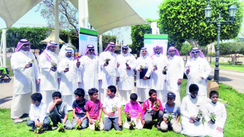 موظفو مصرف الراجحي يتطوعون لتنظيف الشواطئ والحدائق وزراعتها