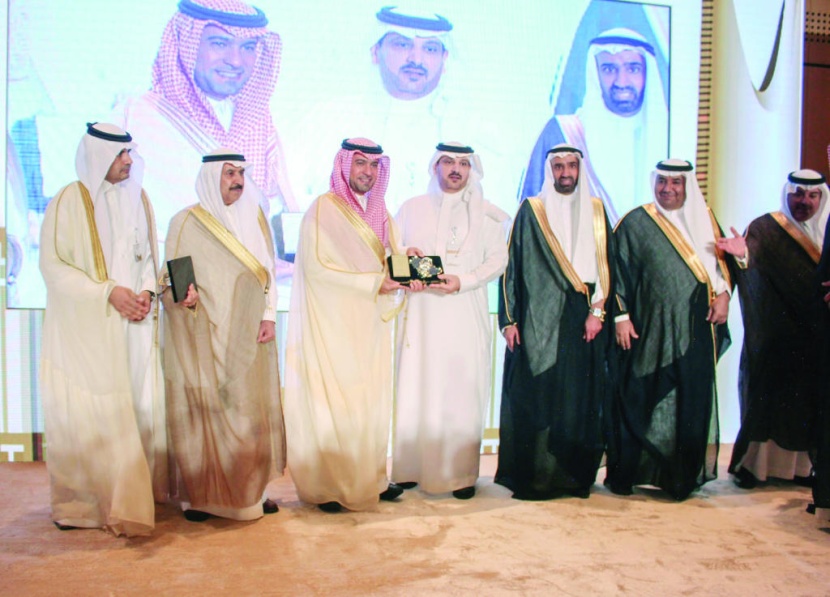 وزير الإسكان يكرم البنك الأهلي لفوزه بجائزة أفضل برنامج تمويل عقاري للأفراد في المملكة