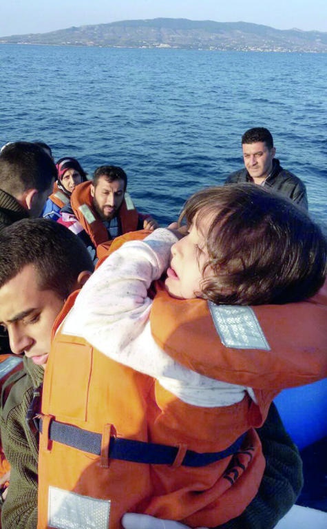 دموع أطفال مزجت بماء البحر.. قصة يرويها صحافي أسهم في إنقاذهم