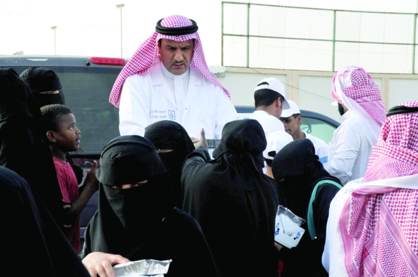 موظفو مصرف الراجحي يوزعون 400 ألف وجبة إفطار