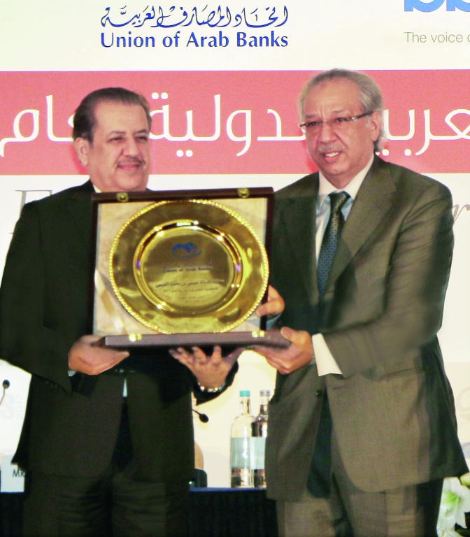 عيسى العيسى رئيس «سامبا» يحصل بالإجماع على جائزة الشخصية المصرفية العربية 2017