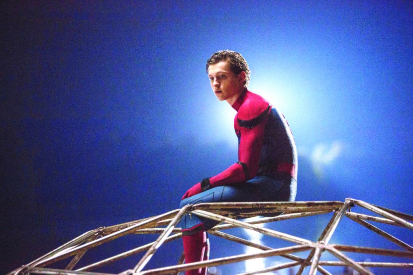 الرجل العنكبوت يعود إلى الوطن بشخصية كوميدية