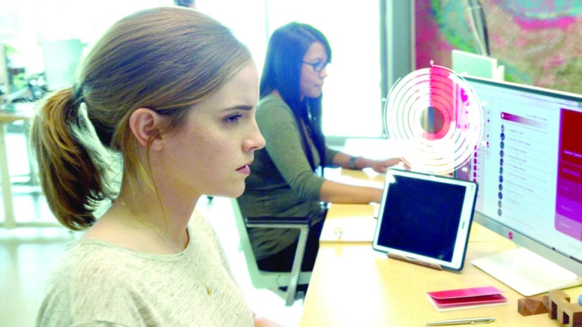 انتبه .. «توم هانكس» يراقبك