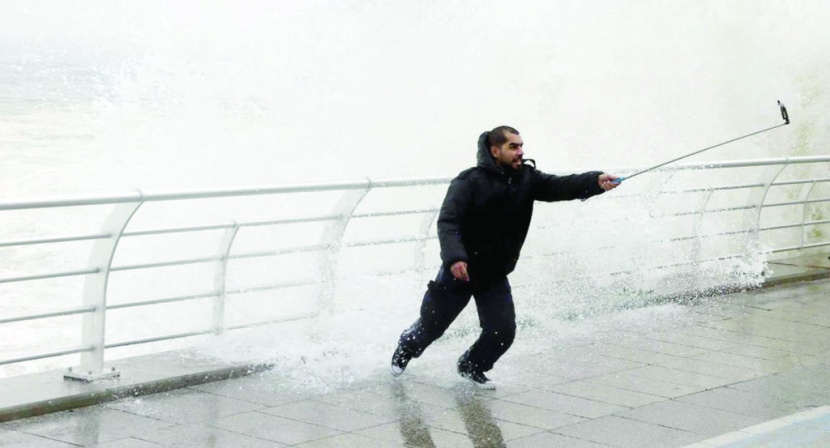 هوس التصوير .. خدم مطيعون في محراب «السيلفي»