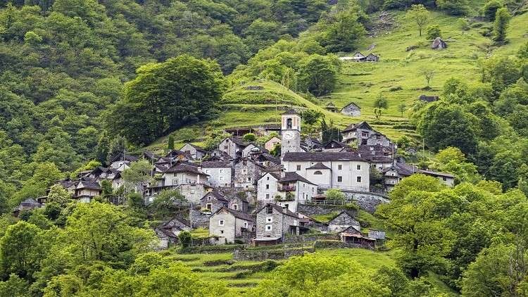 قرية يسكنها 16 شخصا تتحول إلى فندق سياحي