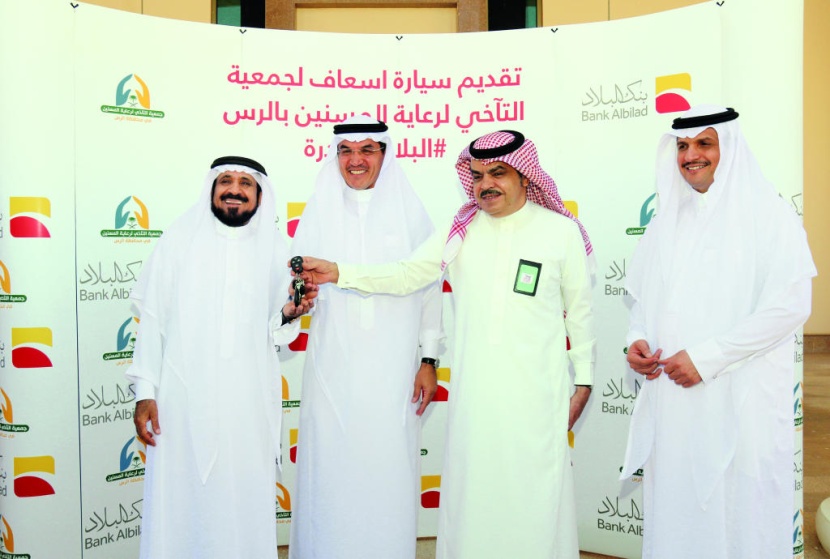 «البلاد» يقدم سيارة إسعاف لجمعية التآخي لرعاية المسنين في الرس