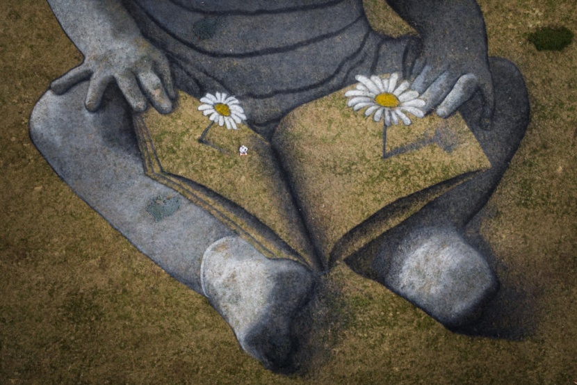 فنان يرسم لوحة عملاقة بعنوان "قصة المستقبل" على جبل سويسري