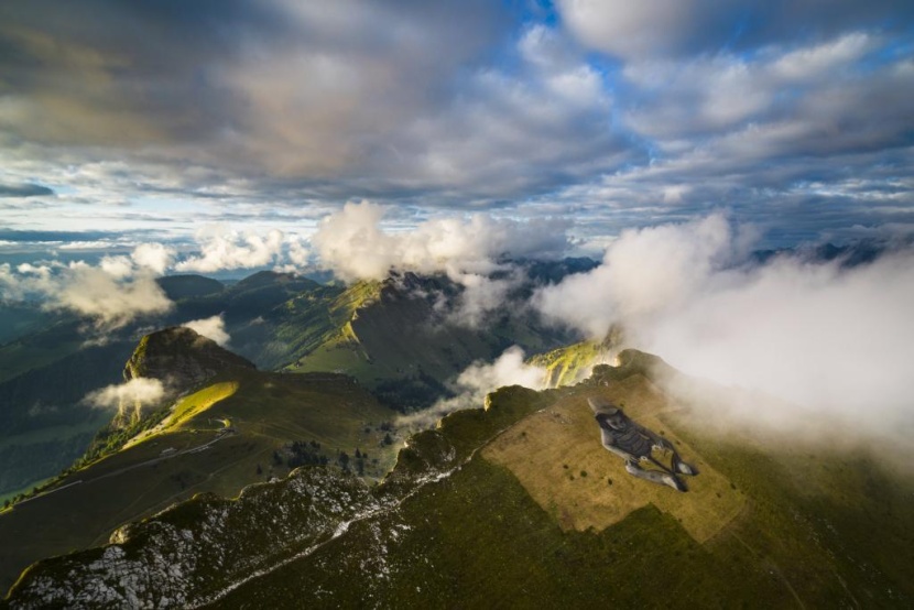 فنان يرسم لوحة عملاقة بعنوان "قصة المستقبل" على جبل سويسري