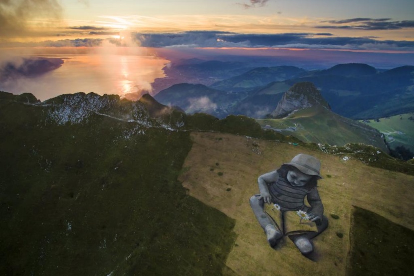 فنان يرسم لوحة عملاقة بعنوان "قصة المستقبل" على جبل سويسري