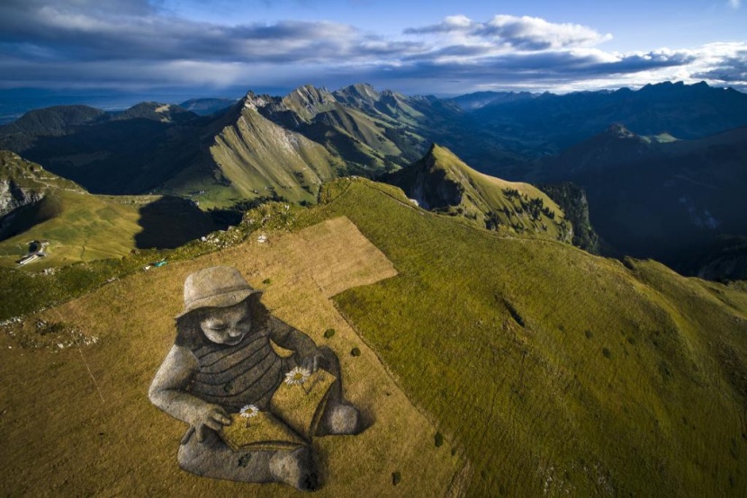 فنان يرسم لوحة عملاقة بعنوان "قصة المستقبل" على جبل سويسري