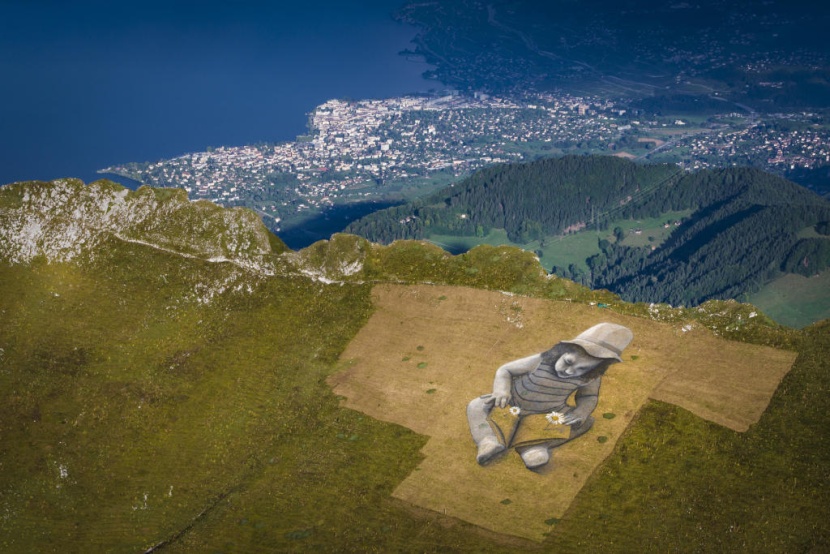 فنان يرسم لوحة عملاقة بعنوان "قصة المستقبل" على جبل سويسري