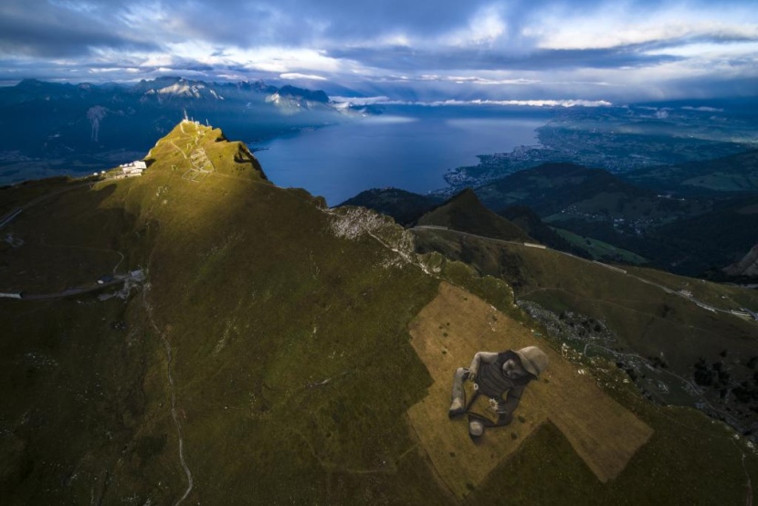 فنان يرسم لوحة عملاقة بعنوان "قصة المستقبل" على جبل سويسري