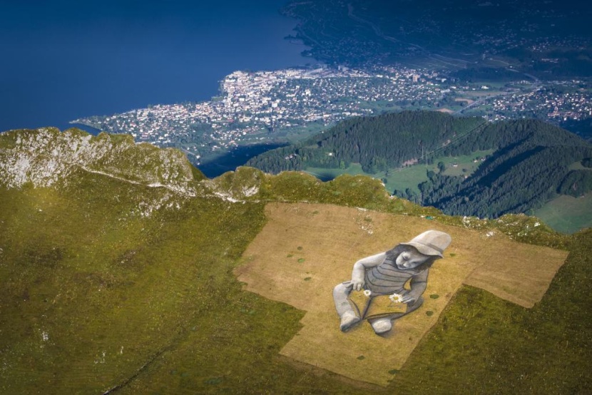 فنان يرسم لوحة عملاقة بعنوان "قصة المستقبل" على جبل سويسري