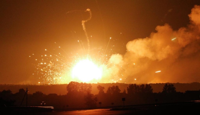 إجلاء 30 ألفا أثر انفجار مخزن سلاح في أوكرانيا وكييف ترجح "عملا تخريبيا"