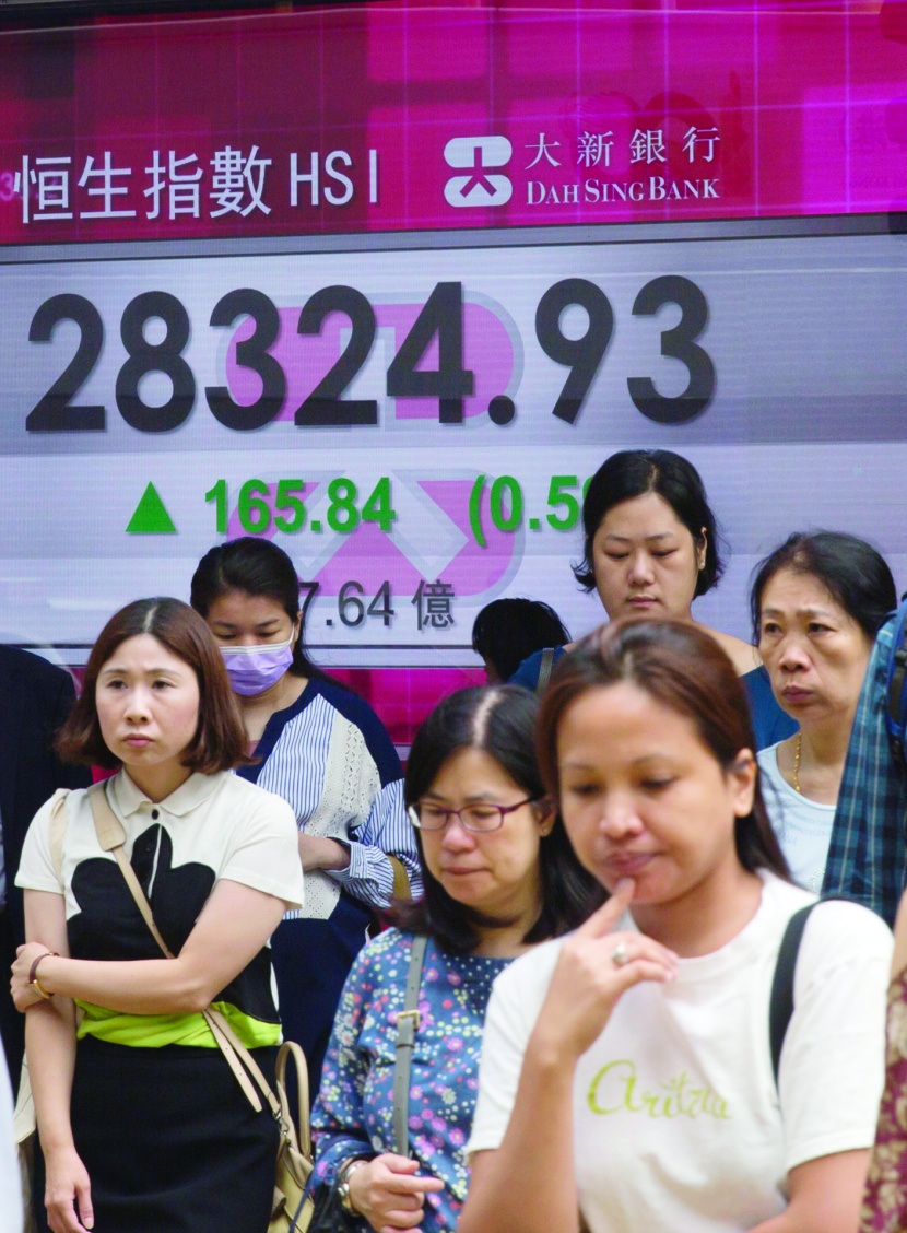 مشاة أمام بورصة الأوراق المالية في هونج كونج.