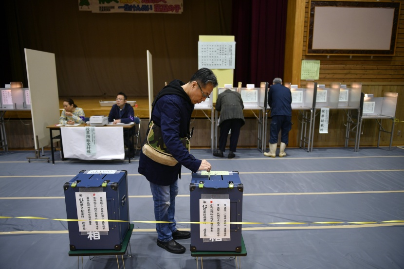 الإعصار "لان" يندفع نحو اليابان فيما يتوجه الناخبون إلى مراكز الاقتراع