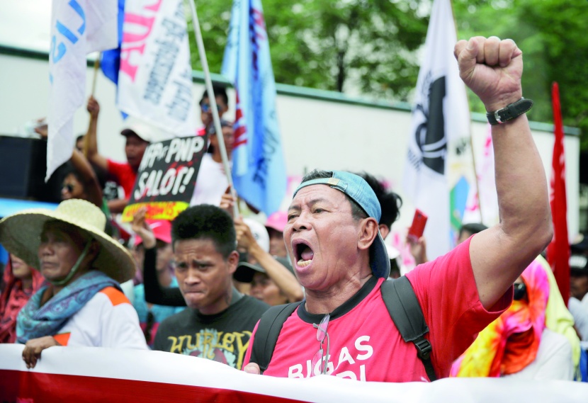 متظاهرون يرفعون شعارات احتجاجية خلال تجمع في الفلبين