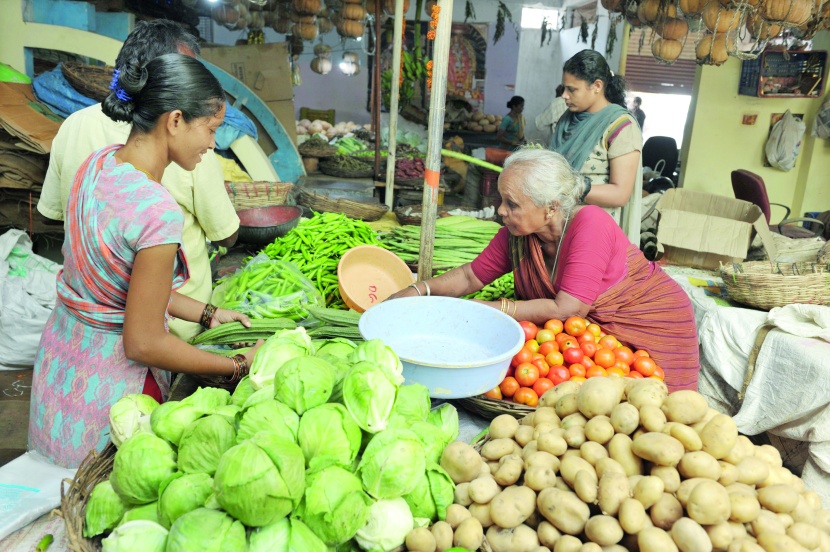 هنود يشترون الخضار في إحدى أسواق حيدر أباد