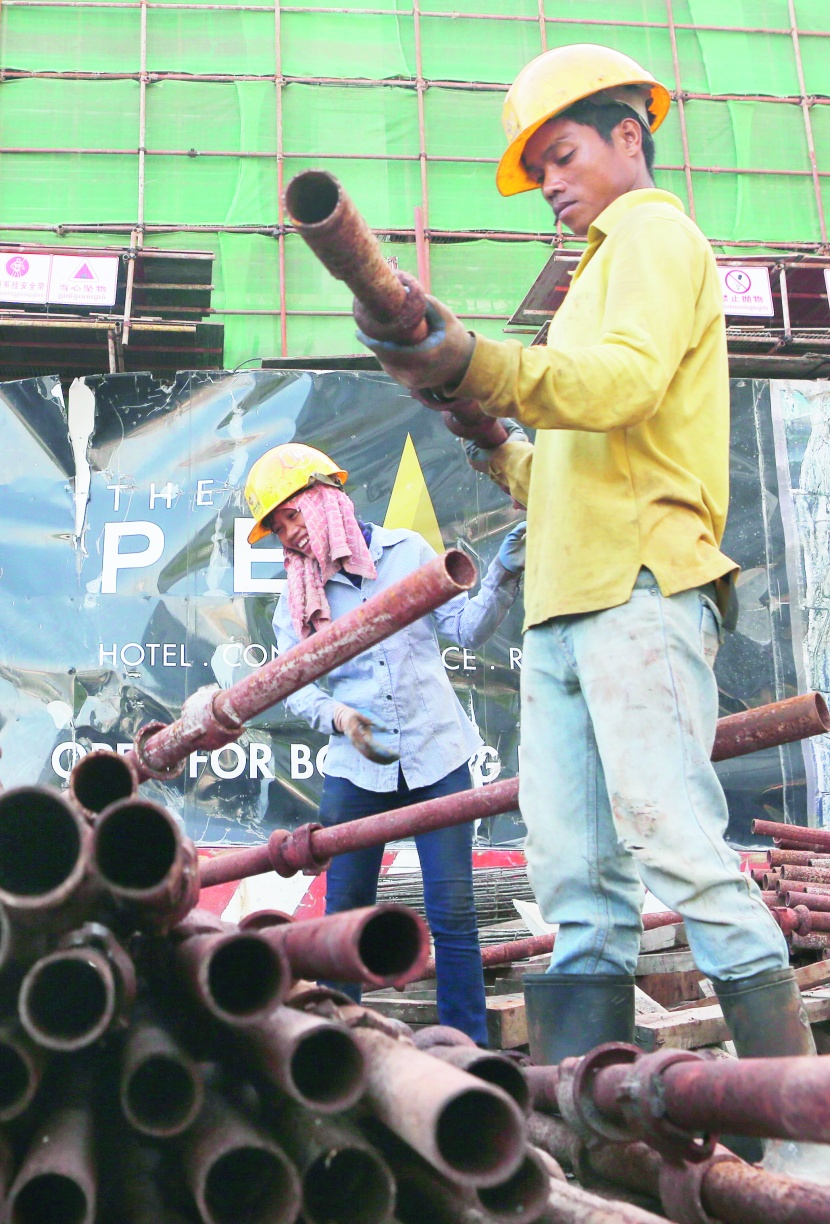 عمال داخل موقع للبناء في بنوم بنه