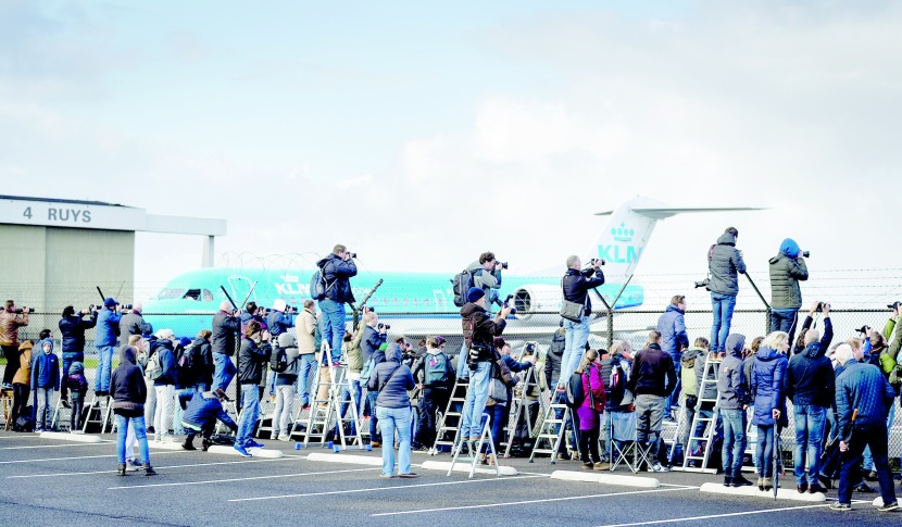 عدسات المصورين تسجل آخر إقلاع لطائرات "فوكر" قبل مغادرتها مطار شيفول