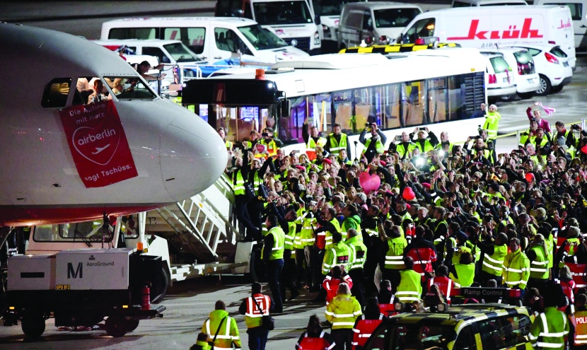 طواقم "إير برلين" المفلسة في آخر رحلة طيران تقلع من مطار تيجيل في برلين