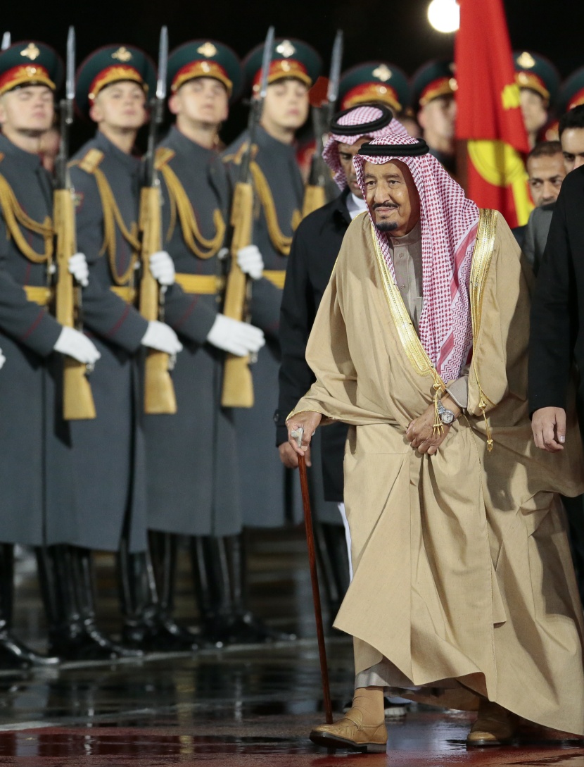 قصة مصورة.. وصول الملك سلمان إلى موسكو