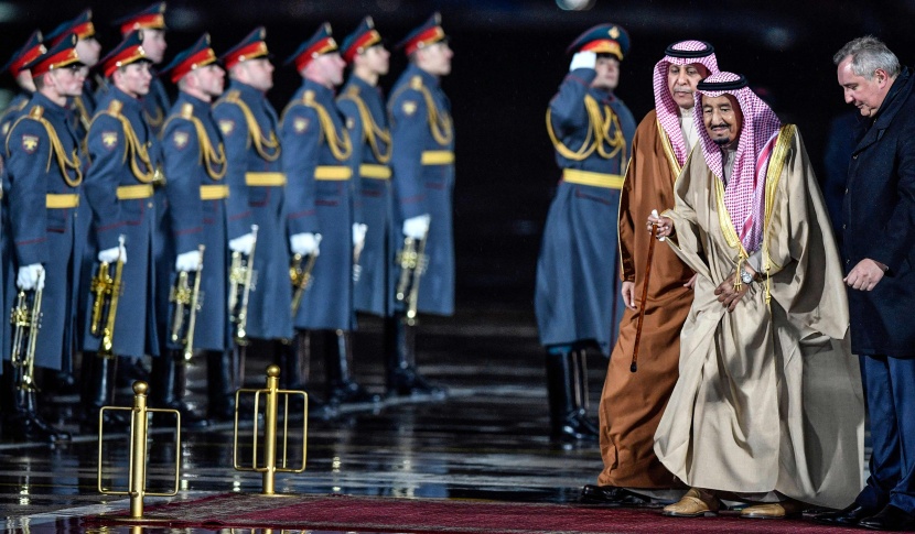 قصة مصورة.. وصول الملك سلمان إلى موسكو