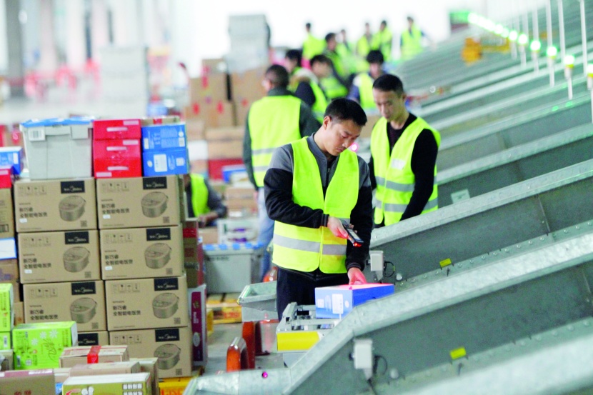 عمال داخل مركز للتسوق عبر الإنترنت في مقاطعة جيانجسو