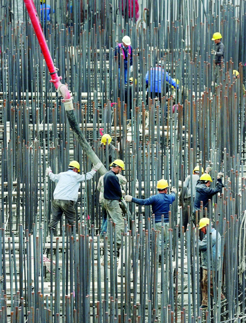 عمال داخل موقع بناء في مقاطعة جيانجسو