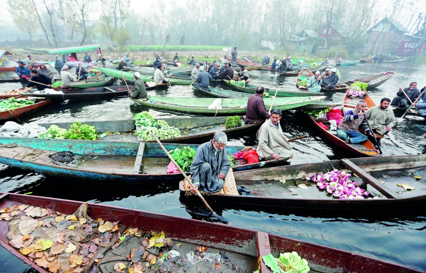 باعة خضروات في سوق عائمة على بحيرة سريناجار