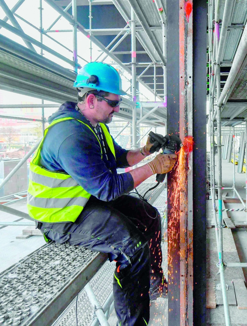 عامل داخل أحد مواقع البناء في برلين