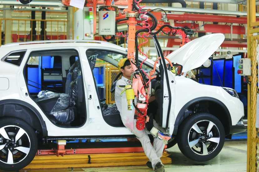 عامل على خط تجميع في مصنع سيارات بمقاطعة لياونينج