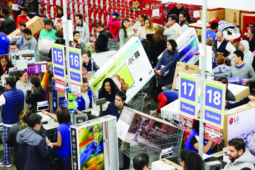 متسوقون داخل أحد المتاجر الكبرى خلال موسم التسوق في مكسيكو سيتي