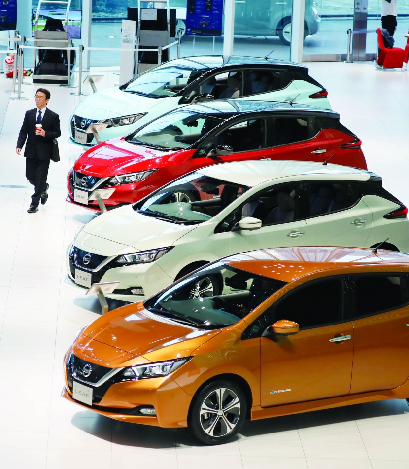 عميل داخل معرض "نيسان" جنوب طوكيو