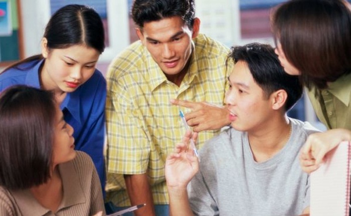 الخطوات التي يحتاجها الموظف لكسب ثقة زملائه في العمل ومحبتهم