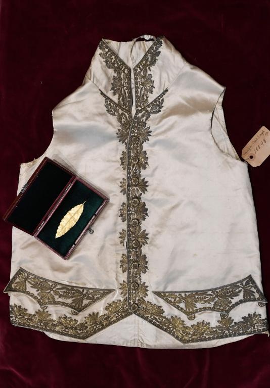 بيع ورقة غار ذهبية من تاج نابليون بمبلغ 625 ألف يورو في مزاد بفرنسا