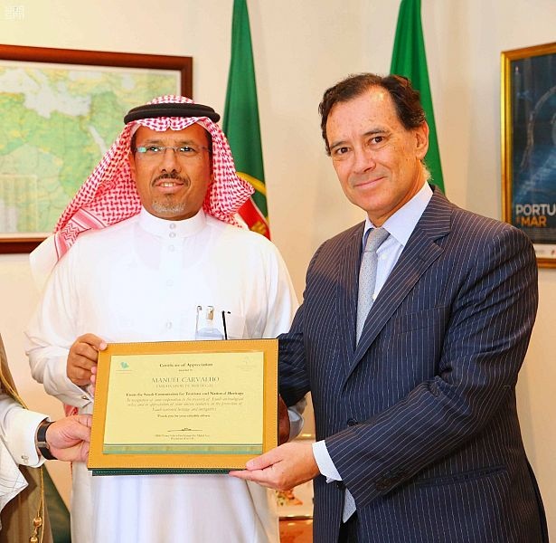 "هيئة السياحة" تكرم السفير البرتغالي لإعادته قطعة أثرية