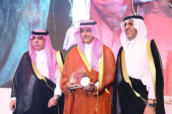 وزير التجارة يكرم الشركة السعودية للكهرباء نظير رعايتها ودعمها مؤتمر «الجودة»