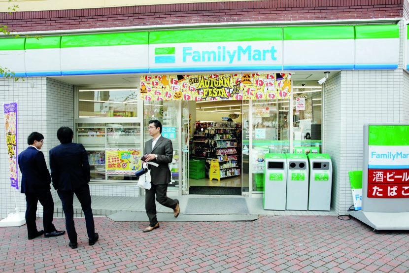 زبائن خارج متجر العائلة مارت غرب طوكيو