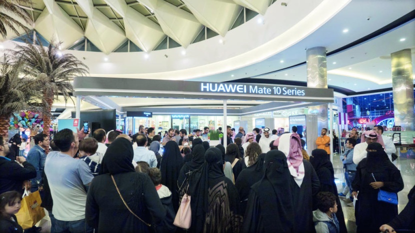 «هواوي» تقدم هاتفيها الجديدين HUAWEI Mate 10 
وHUAWEIMate 10 Pro في معارض متنقلة داخل المملكة
