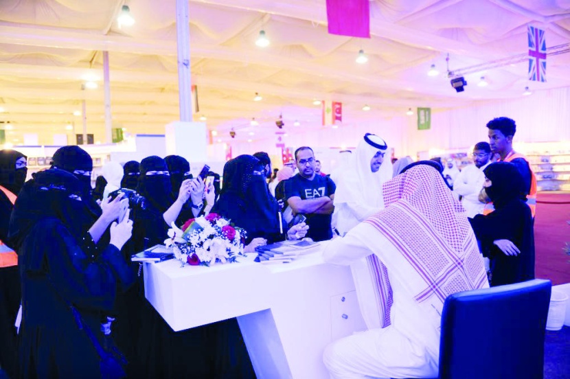 منصات التوقيع .. جماهيرية «الفزعة» لا تؤنس وحشة الكتاب