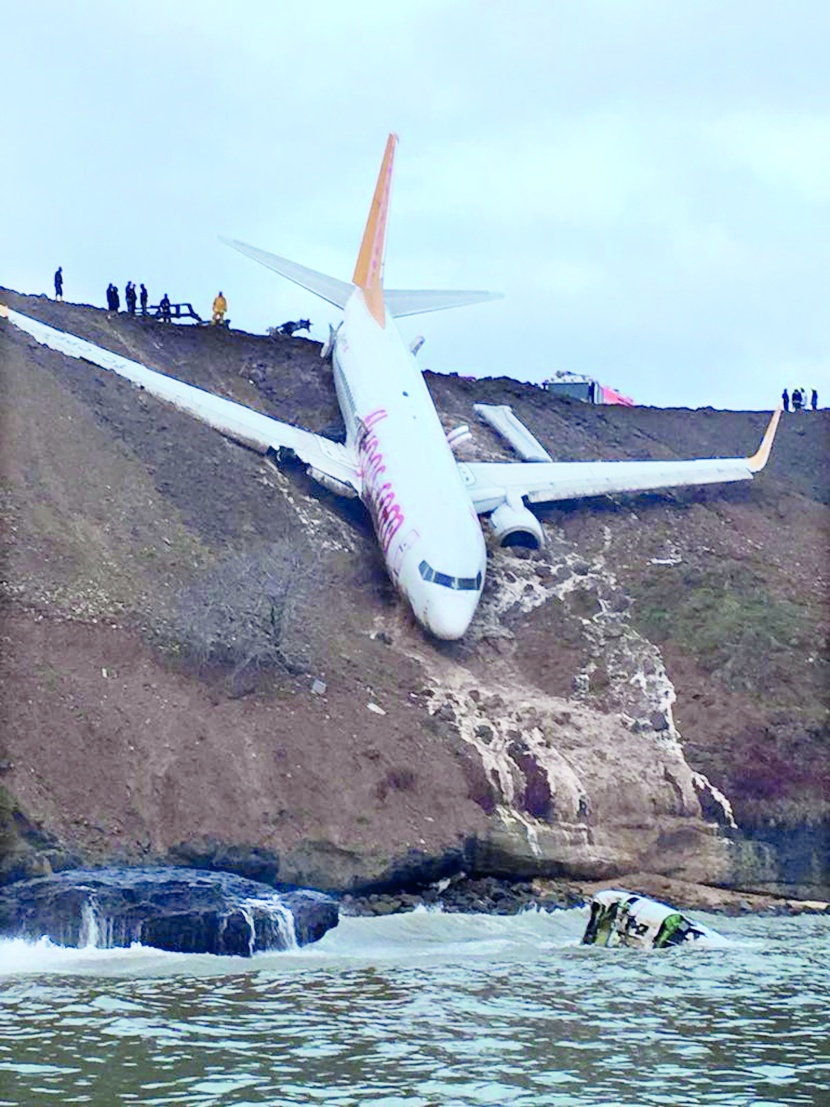 طائرة تغرق في الوحل