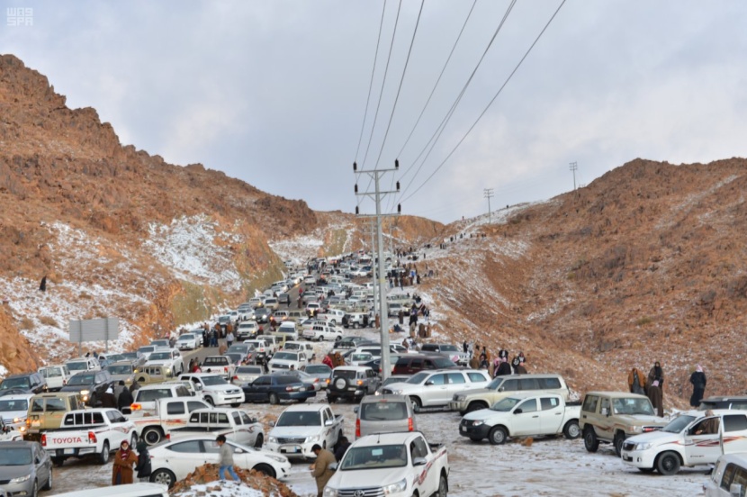 شباب تبوك ينقلون رياضة التزلج من الرمال إلى قمم الجبال 