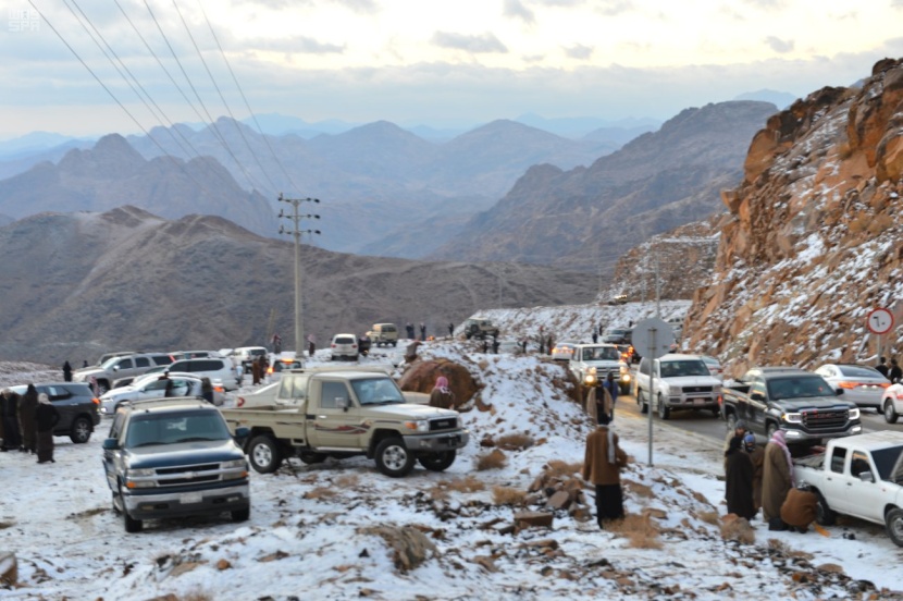 شباب تبوك ينقلون رياضة التزلج من الرمال إلى قمم الجبال 