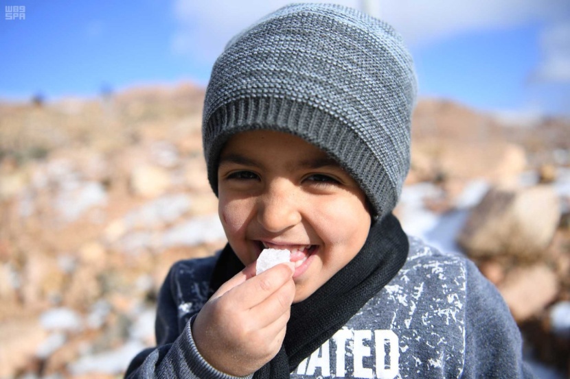 شباب تبوك ينقلون رياضة التزلج من الرمال إلى قمم الجبال 