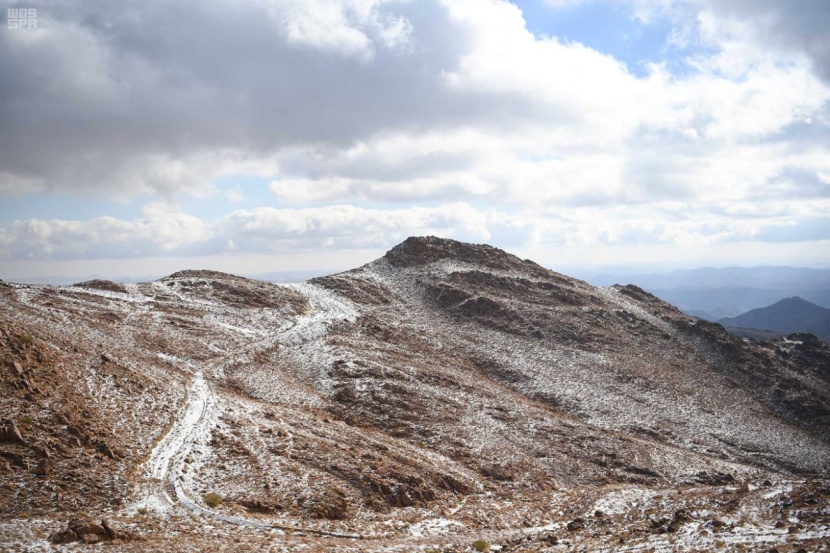 شباب تبوك ينقلون رياضة التزلج من الرمال إلى قمم الجبال 