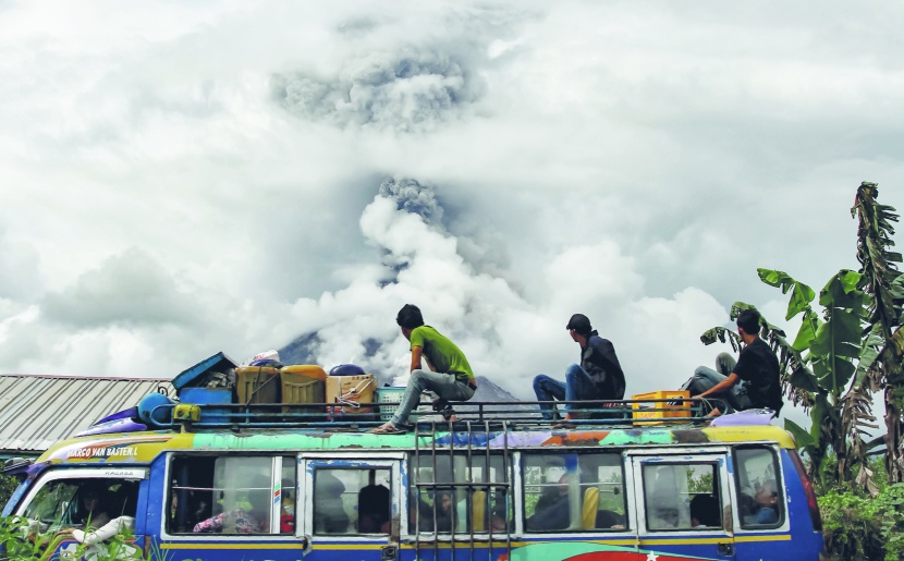 حافلة وبركان 