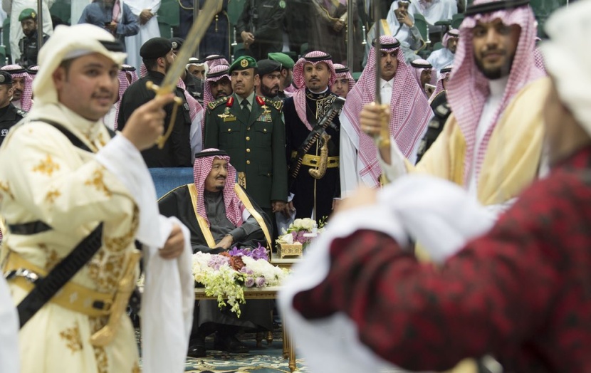 قصة مصورة.. الملك سلمان يرعى حفل العرضة السعودية