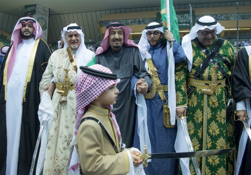 قصة مصورة.. الملك سلمان يرعى حفل العرضة السعودية