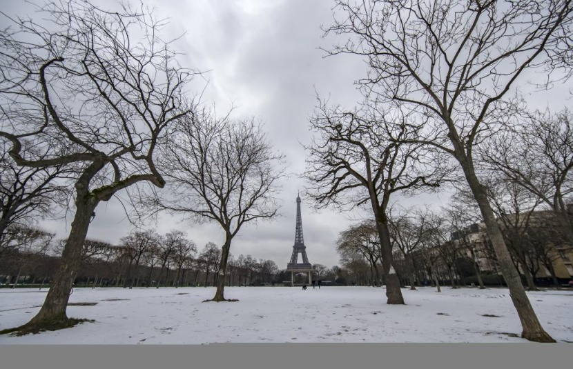 إغلاق برج إيفل في باريس بسبب الثلوج